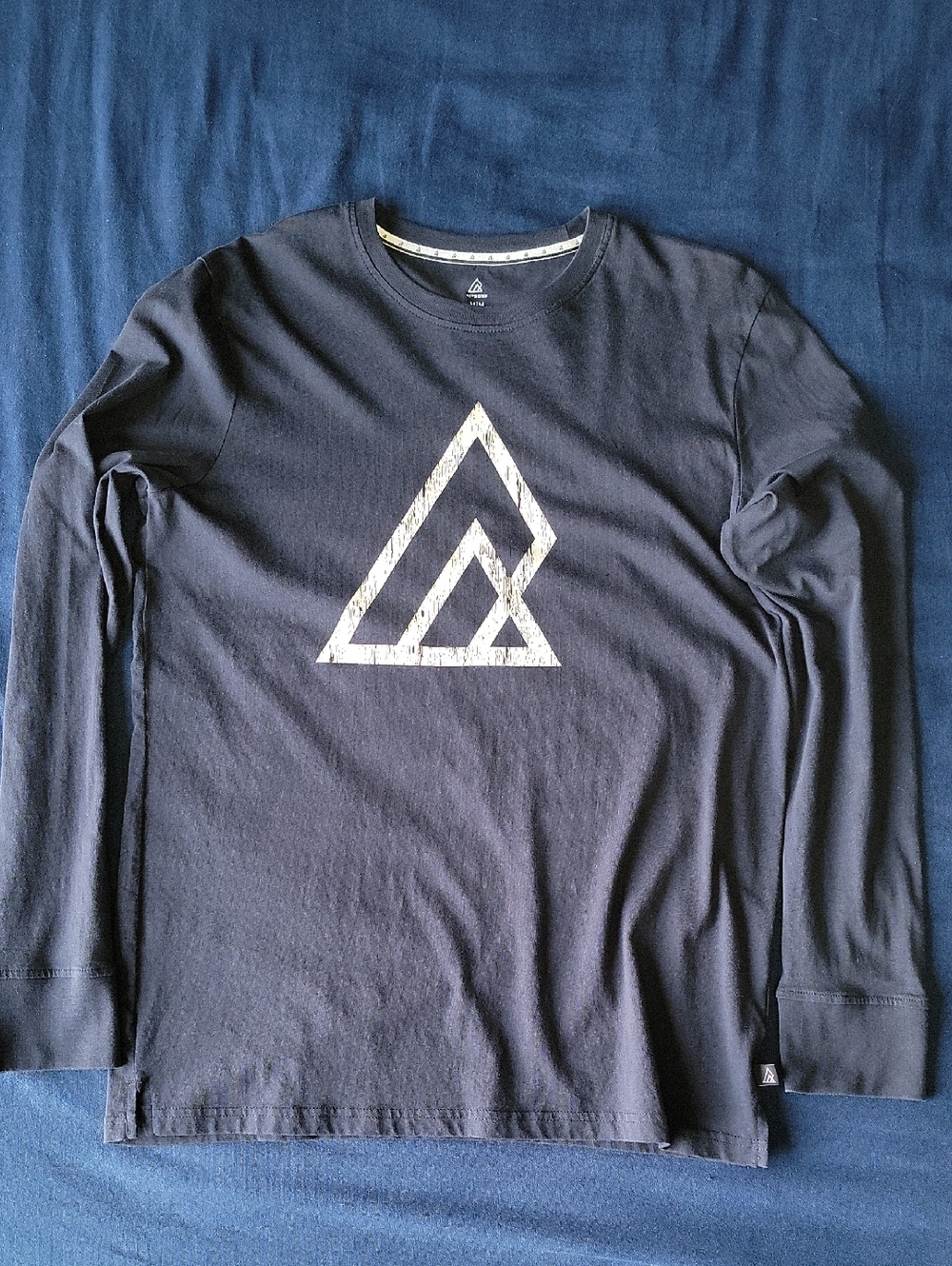 Men's Long Sleeve Crewneck Shirt with Geometric Chest Graphic NWOT